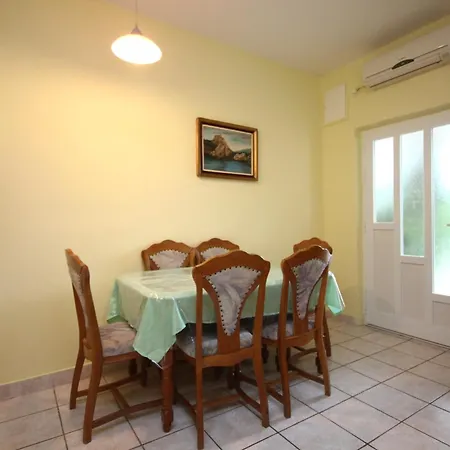 Apartment 648b